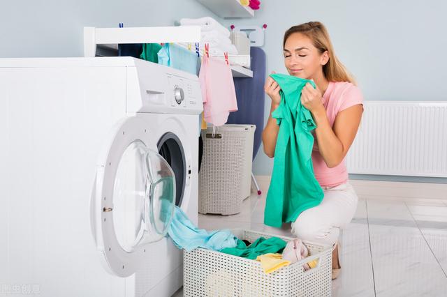 聚酯纤维可以机洗吗，聚酯纤维衣服能用洗衣机洗吗（聚酯纤维的衣服可以用洗衣机洗吗）