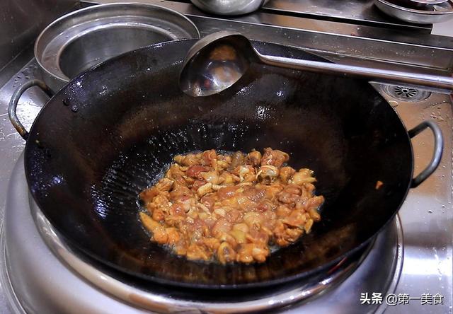 干锅鸡的制作方法，风干鸡的制作方法及配方（“干锅鸡”在家怎样做省油还鲜香）