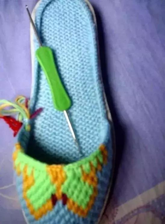 怎么钩毛线拖鞋，学钩毛线拖鞋视频教程（钩针编织的蝴蝶图案的棉拖鞋）