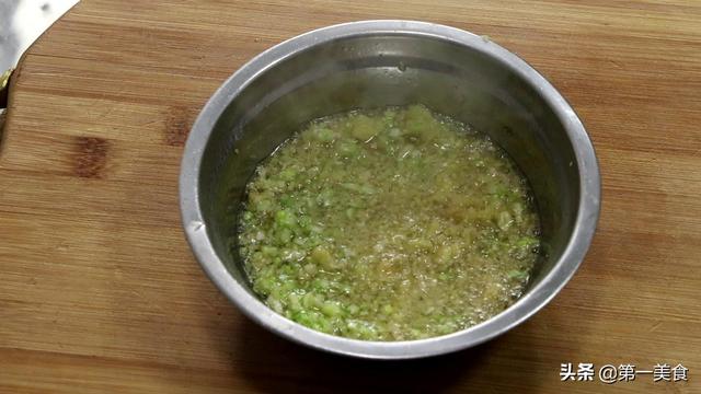 白斩鸡的制作方法和配料，白斩鸡的做法和配料（一定不能直接下锅煮）