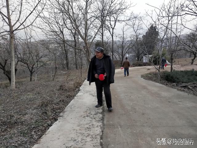 元宵节上坟送灯，元宵节为什么要送坟灯（给先人去坟里“送灯”）