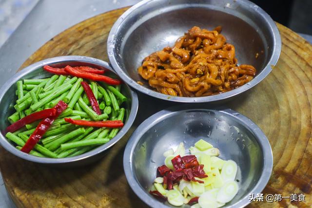 豆角怎么炒好吃又简单，如何炒豆角又好吃又好看（大厨告诉你诀窍都有啥）
