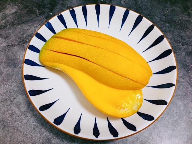 芒果怎么切成一块一块的，芒果怎么切（超实用的4种芒果切法）