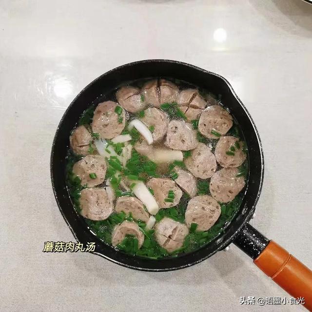 蘑菇瘦肉汤的做法步骤，蘑菇汤瘦肉汤（这两荤两素加一汤）