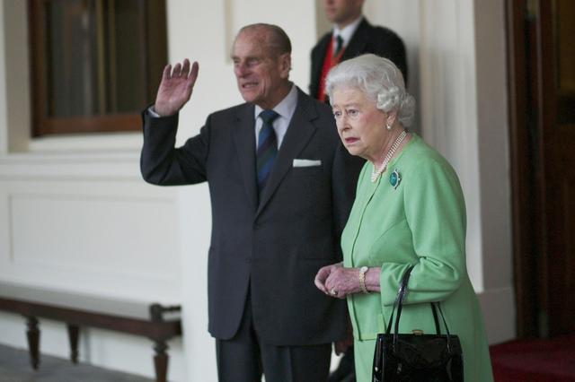 绿宝石项链的寓意，绿宝石戒指寓意（女王厚此薄彼爱它不爱它）