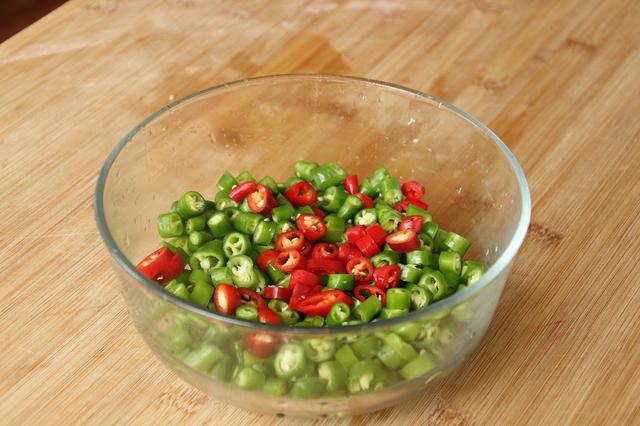 线椒怎么做好吃，1把线椒加1把面粉