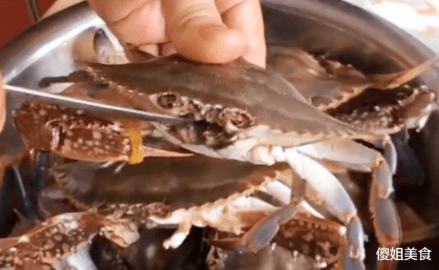 清蒸螃蟹要蒸几分钟才可以熟，开水蒸螃蟹要蒸多久才能蒸熟（蟹肉鲜嫩入味不流黄）
