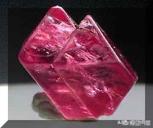 红宝石哪个字代表，红宝石叫什么名字（尖晶石和红宝石怎么区分）