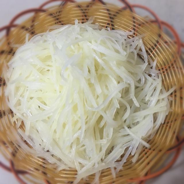 青椒土豆丝的做法，青椒土豆丝的做法步骤图片（懒人必备的青椒土豆丝）