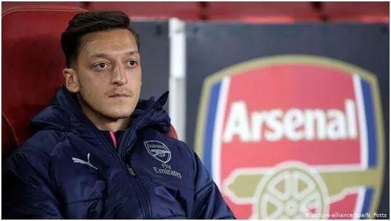 吉普车撞天安门，雷欧被赛文开着车撞（这样的明星到底是蠢还是坏）