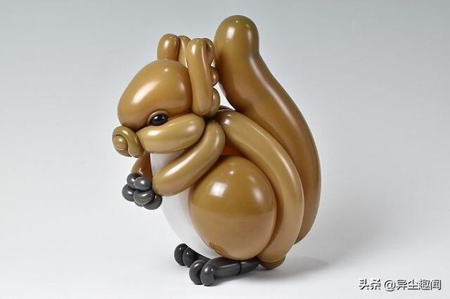 用气球做小动物教程，教你用气球做小狗的方法（日本艺术家用气球制作了令人难以置信的动物模型）