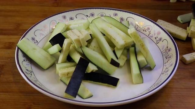 茄子怎么炒好吃，炒茄子怎么做好吃简单做法（茄子鲜香下饭不油腻）