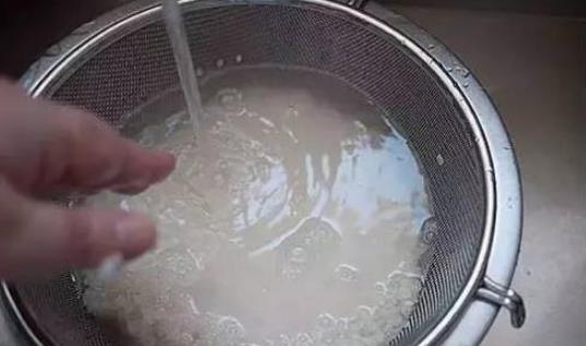 米饭没蒸熟怎么补救，大米饭没蒸熟怎么办（蒸米饭千万不要只放清水）