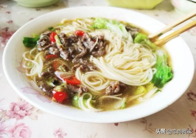 牛肉抄手馅加什么配菜比较好，牛肉馅用什么配菜好（早餐吃一碗热腾腾的牛肉馄饨或泡椒牛肉丝面）