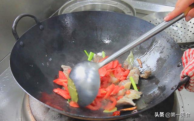 西红柿炖牛腩的做法，砂锅西红柿炖牛腩的做法（大厨做了道番茄炖牛腩）