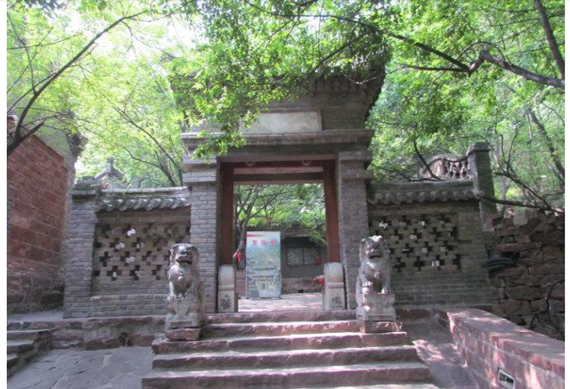 僧、尼、道共居一山修行  承德丰宁白云古洞景区，僧、尼、道共居一山修行（有一桥飞架两山之间的千年古刹）