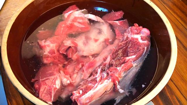 家常炖羊骨头的做法，大厨怎样炖羊骨头汤（千万别直接炖）