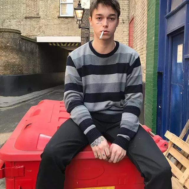 纹身男头像微信，纹身男头像（Trautvein脸上有Wake）