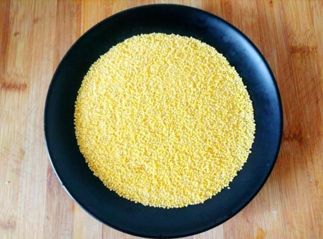 小米南瓜粥的做法，小米南瓜粥的家常做法（早餐就喝小米南瓜粥）