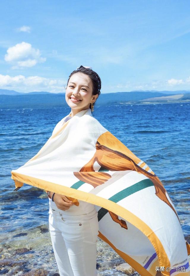 章子怡挑战“中国大妈沙滩照”！扎丸子头披丝巾超显嫩，美回初恋