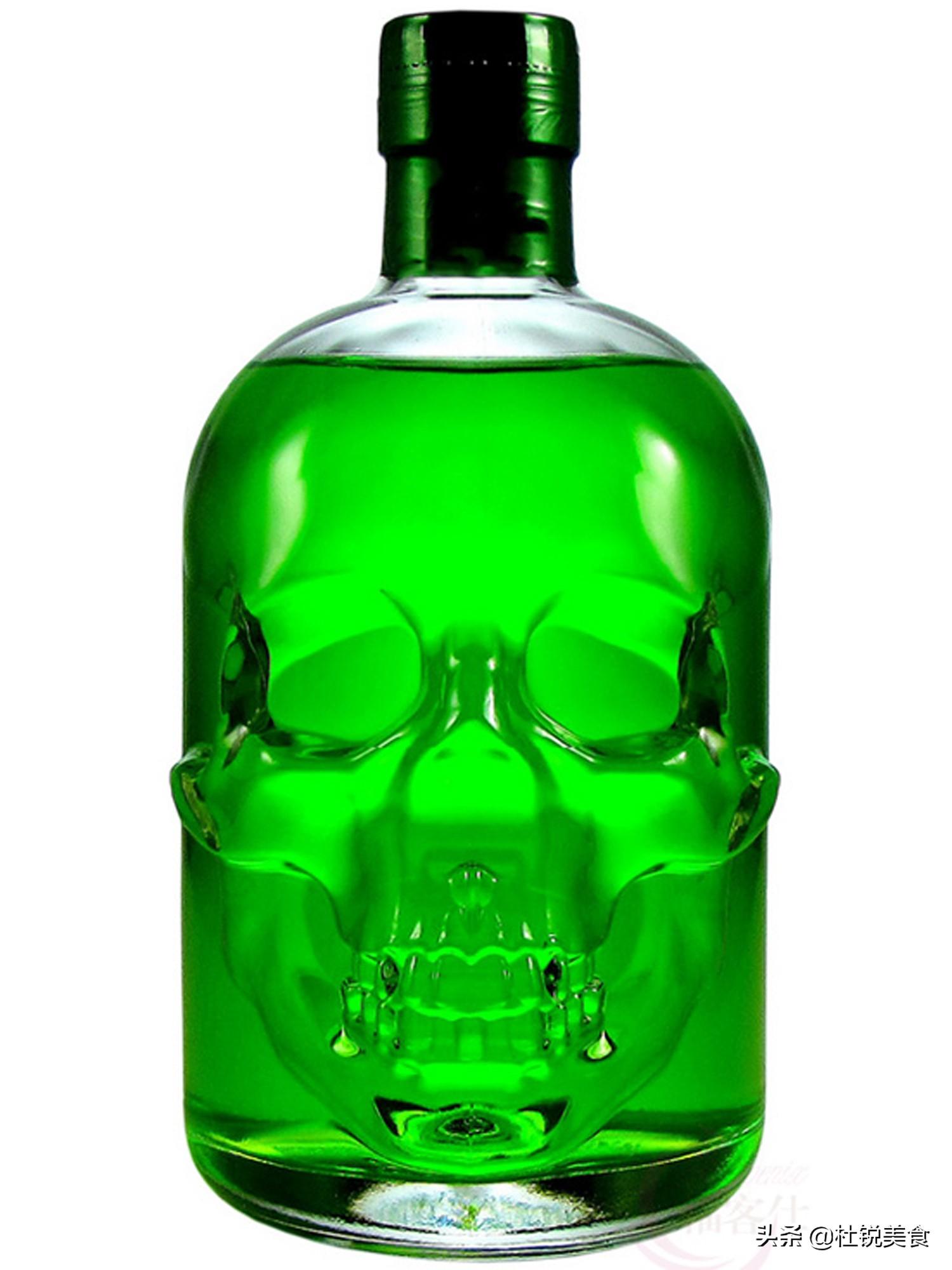 以茴芹为酿酒原料,闻起来有茴香艾草的香味,酒液为草绿色,酒精度为89