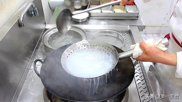 炒粉丝的家常做法，粉丝怎么炒好吃又简单（厨师长教你家常炒米粉做法）