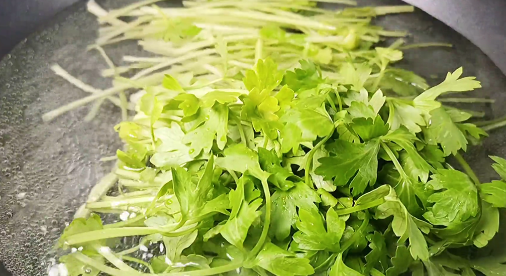 圖片[2]-【芹菜雞蛋餅】做法步驟圖 補(bǔ)腦又補(bǔ)鈣 孩子多吃身體棒-起舞食譜網(wǎng)