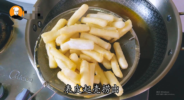 螃蟹炒年糕怎么炒，螃蟹炒年糕怎么炒好吃（饭店卖58一份的蟹炒年糕）