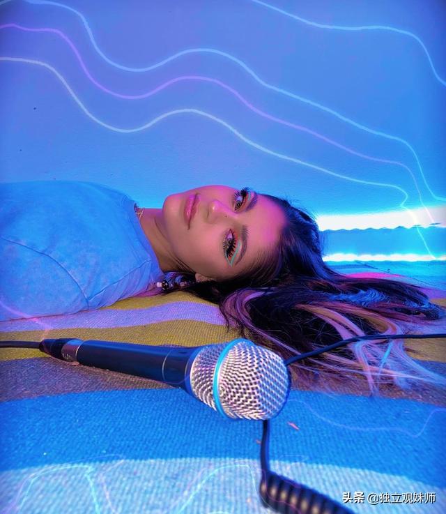 雀斑少女网名，雀斑少女微信昵称（她是美国网红、歌手和美妆达人）