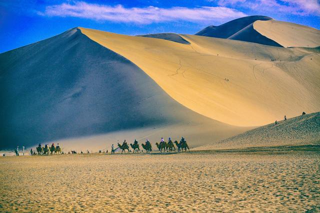 月牙泉是哪个城市的，月牙泉是哪个城市的别称（月牙泉是天的镜子沙漠的眼）