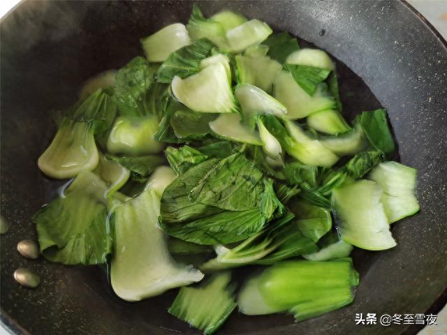 香菇油菜怎么炒，香菇油菜怎么炒好吃又简单（油菜和香菇天生是一对）