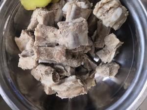 清炖排骨怎么做好吃不腥（清炖排骨制作过程及制作要点）