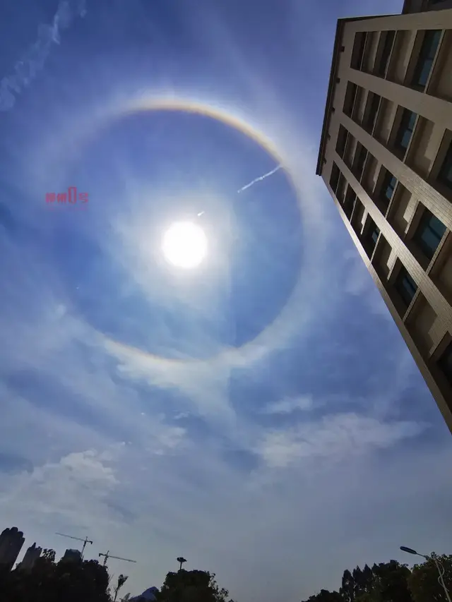 月晕是什么意思，天空中出现月晕是什么意思（接下来几天会阳光灿烂么）