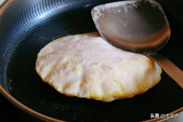 玉米饼子怎么做，玉米面饼子怎么做的又松又软（别只会烙葱油饼了）
