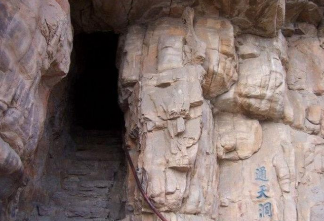 僧、尼、道共居一山修行  承德丰宁白云古洞景区，僧、尼、道共居一山修行（有一桥飞架两山之间的千年古刹）