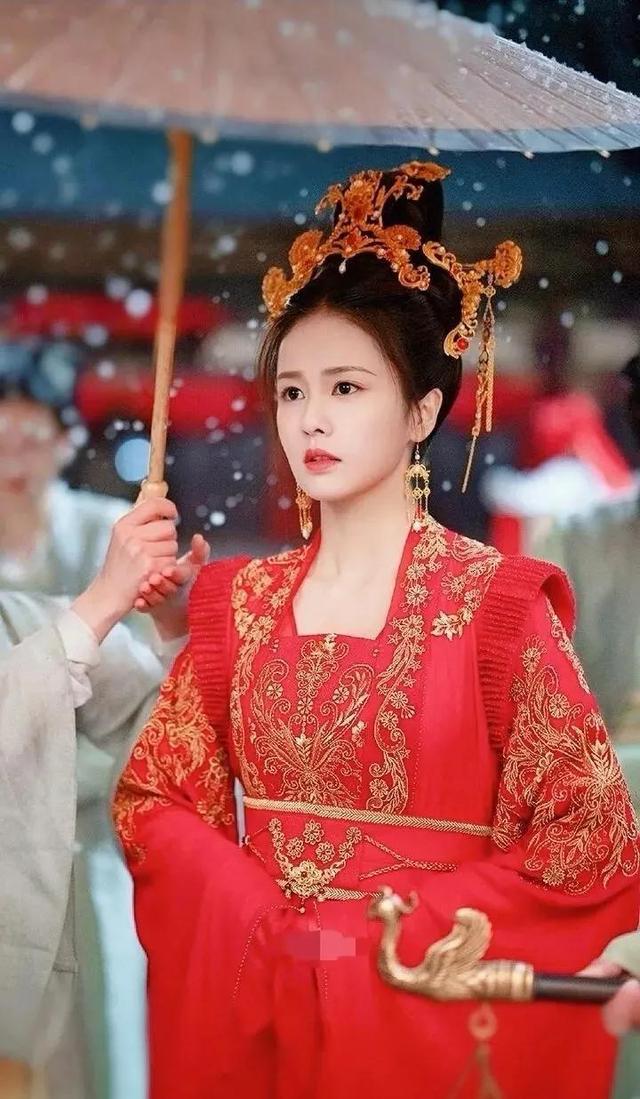 凤冠霞帔十里红妆,一套真正的凤冠霞帔(十里红妆"才是华夏女子)