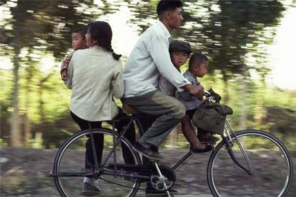 什么是招牌动作，老一辈人骑自行车的“招牌动作”