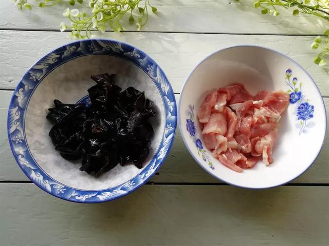 怎样做美味的白菜木耳炒肉，白菜木耳炒肉怎么炒好吃（木耳肉片炒白菜的做法）