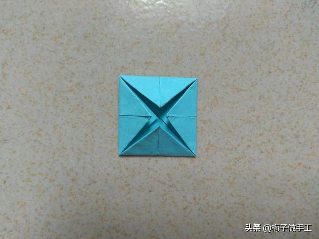 省空间的裤子折法，折裤子最省空间的折法（衣服和裤子怎么折最简单）