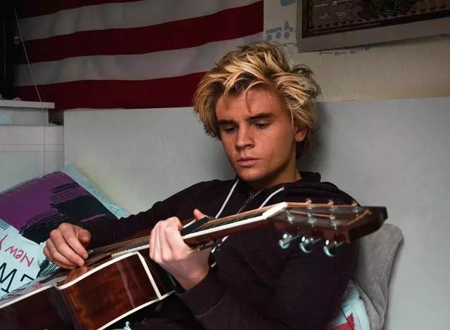 吉他左手正确姿势，如何练习左手（吉他左手按弦技巧，练习方法）