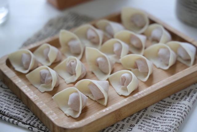 馄饨肉馅怎么做好吃，馄饨肉馅怎么做（学会再也不想去外面吃了）