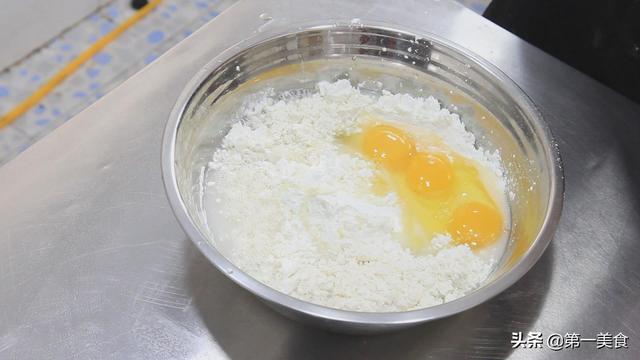 鸡蛋饼的家常做法，葱花鸡蛋饼的家常做法（快速做早餐鸡蛋饼）