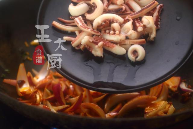 炒鱿鱼片鱼片的家常做法，爆炒鱿鱼片怎么做（洋葱爆炒鱿鱼的正确做法）