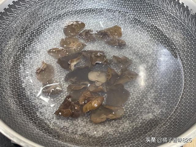 腐竹凉拌怎么做，凉拌腐竹怎么做又软又好吃（凉拌腐竹怎样才能做出饭店的口感）