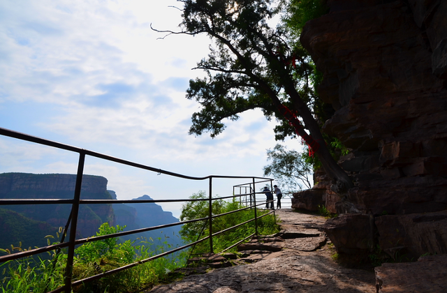 僧、尼、道共居一山修行  承德丰宁白云古洞景区，僧、尼、道共居一山修行（有一桥飞架两山之间的千年古刹）