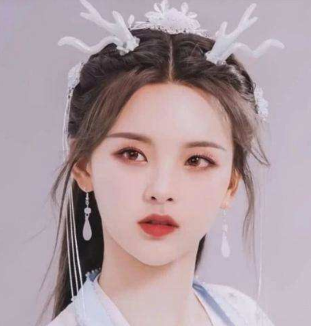 杨超越电视剧剧名，杨超越新剧名字（杨超越新剧《神医凰后》确认改名）