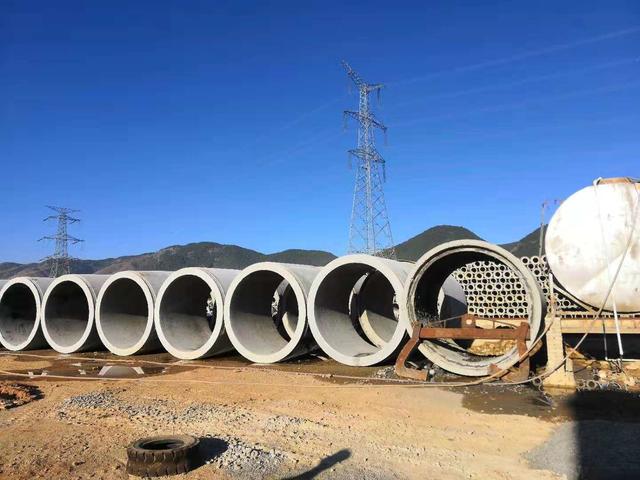 水泥管设备厂家哪家好，水泥管设备厂家（昭通宏鼎管道公司专业生产各种类型水泥管、顶管）