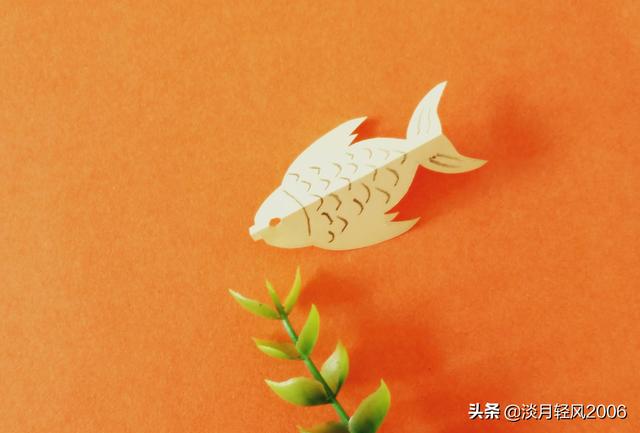 对折剪纸怎么剪，对折剪纸怎么剪春（一张小纸片剪出一条可爱小鱼儿）