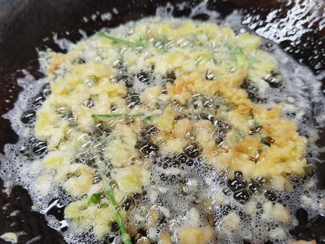 槐树花怎么做好吃，槐花怎么做好吃（槐花别蒸着吃了）