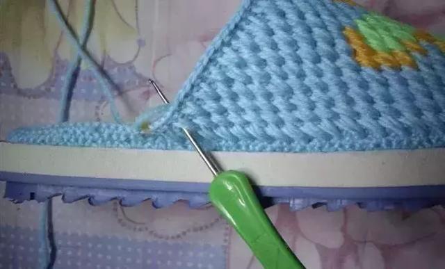 怎么钩毛线拖鞋，学钩毛线拖鞋视频教程（钩针编织的蝴蝶图案的棉拖鞋）